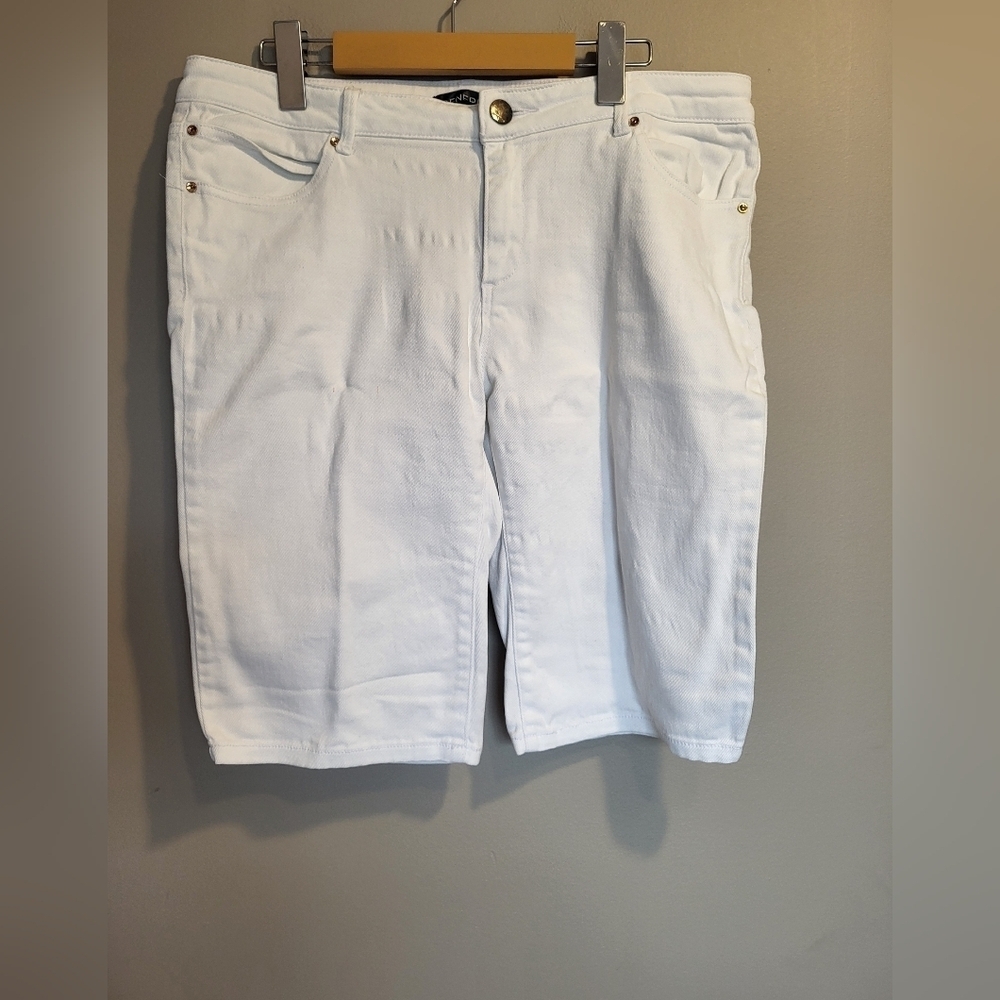 CLEARANCE GENERRA Classic White Cotton-Blend Shorts, Size 13 (34)